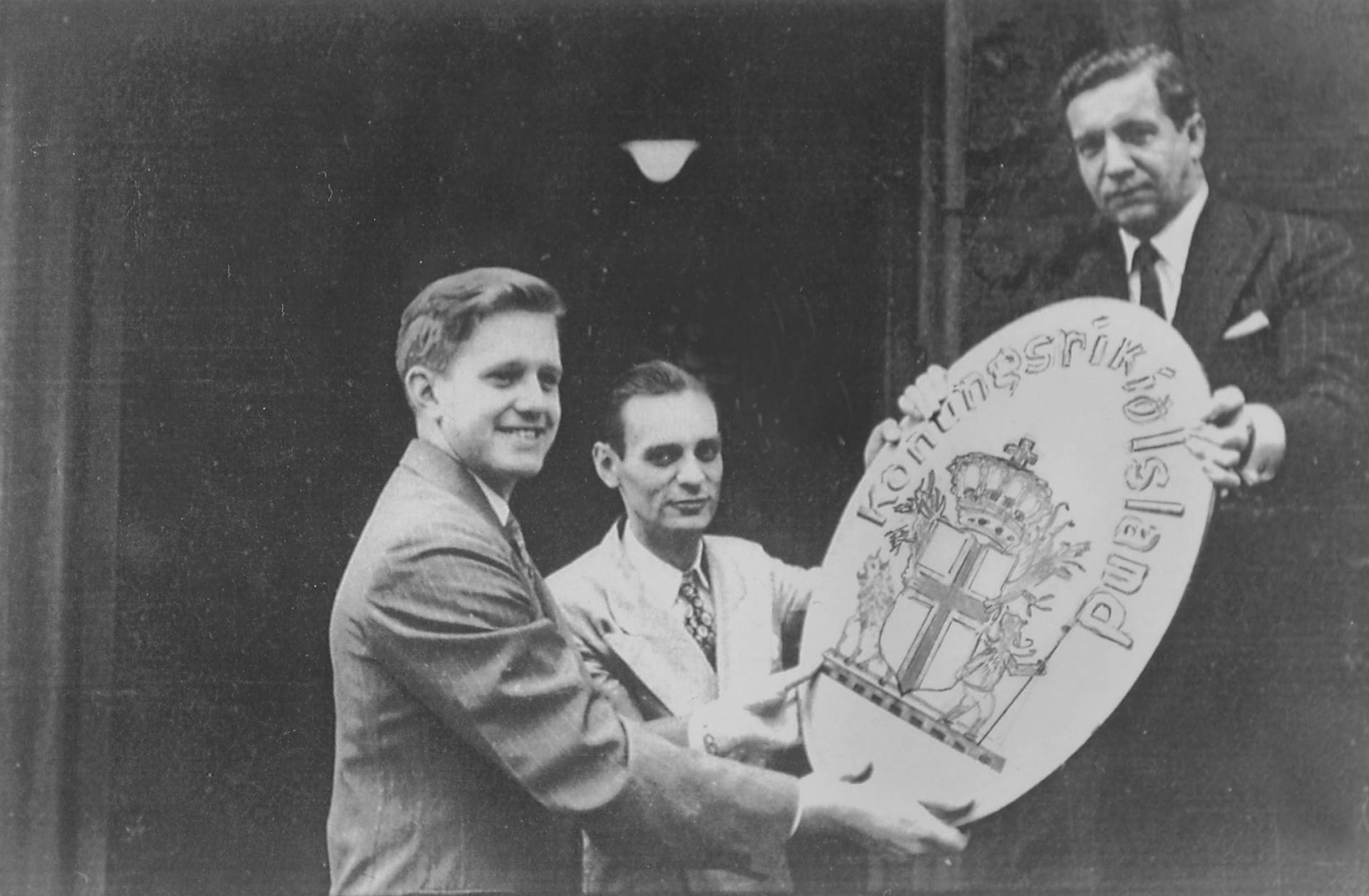 On 17 June 1944 the Republic of Iceland was established. Diplomats at the Icelandic Embassy in Washington DC are pictured removing the old coat of arms, reading “Kingdom of Iceland”. From left: Thórhallur Ásgeirsson, Trade Representative, Henrik Sv. Björnsson, First Secretary, and Thor Thors, Ambassador. - mynd