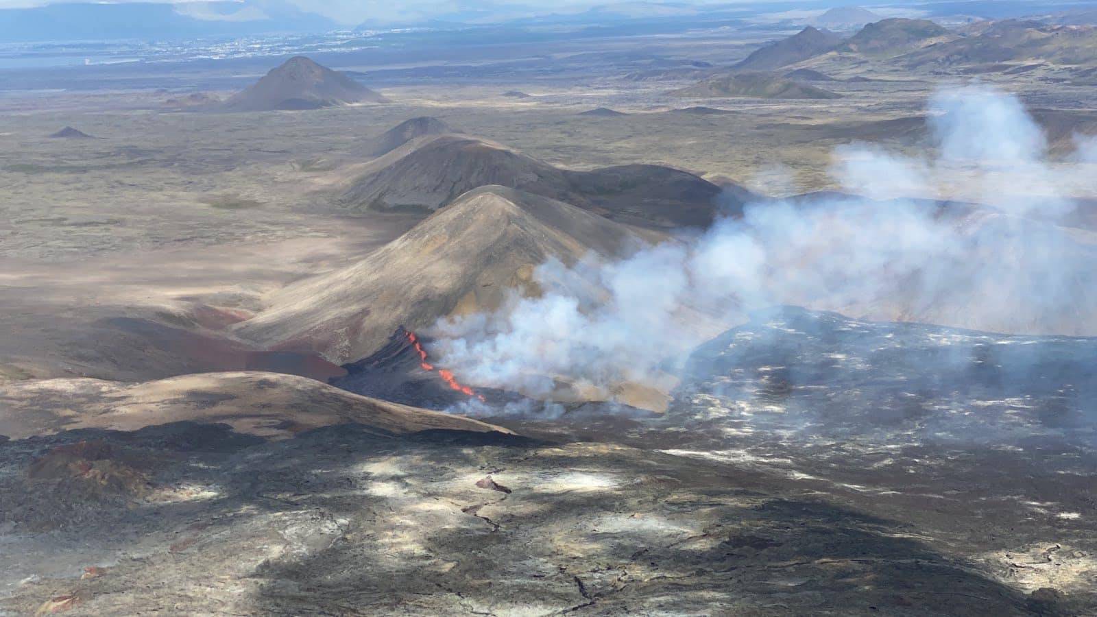 A small volcanic eruption in southwest Iceland - mynd