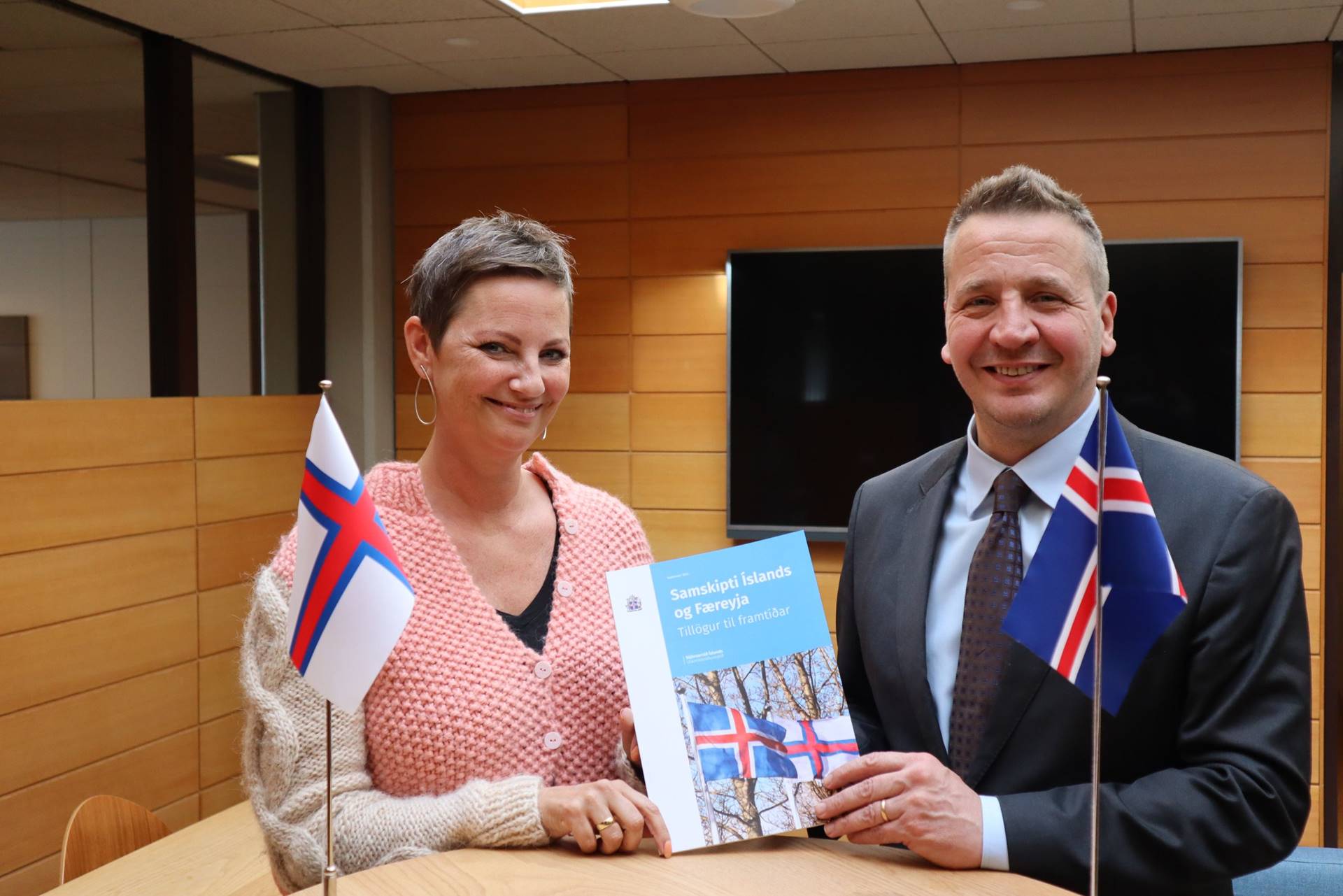 Gudlaugur Thór Thórdarson, Minister for Foreign Affairs of Iceland, and Halla Nolsøe Poulsen, Head of Representation of the Faroe Islands in Iceland, discussing the report. - mynd