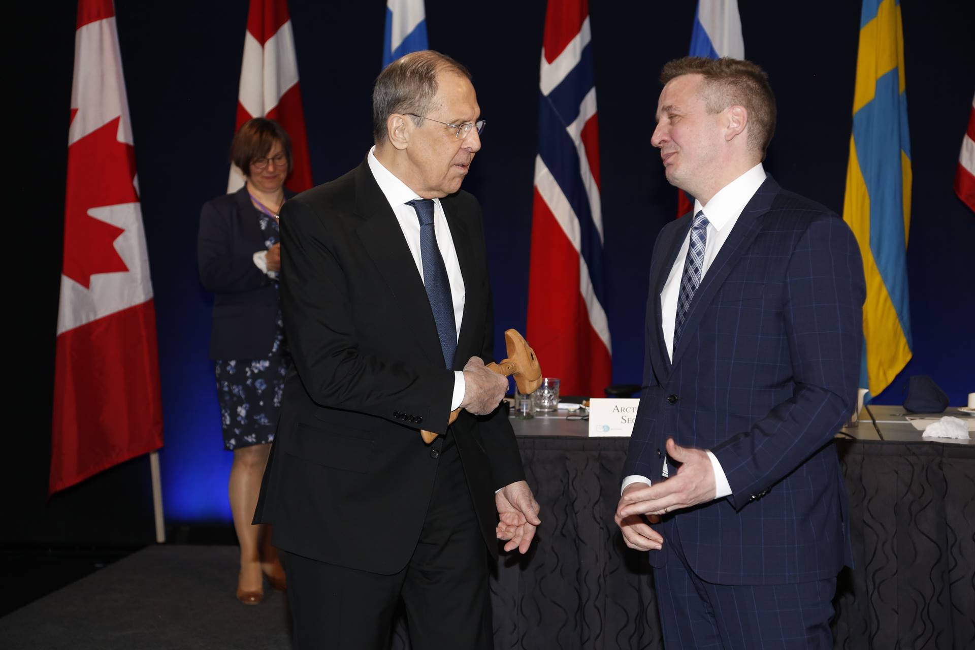 Sergey Lavrov, Russian Federation's Foreign Minister, receives the Chairmanship's gavel from Gudlaugur Thór Thórdarson, Iceland's Foreign Minister.  - mynd