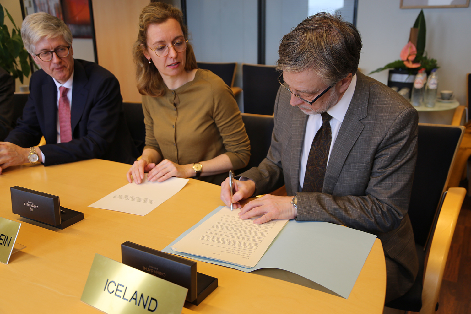Ambassador Gunnar Pálsson puts his initials under the agreement at the EFTA Secretariat in Brussels yesterday. - mynd