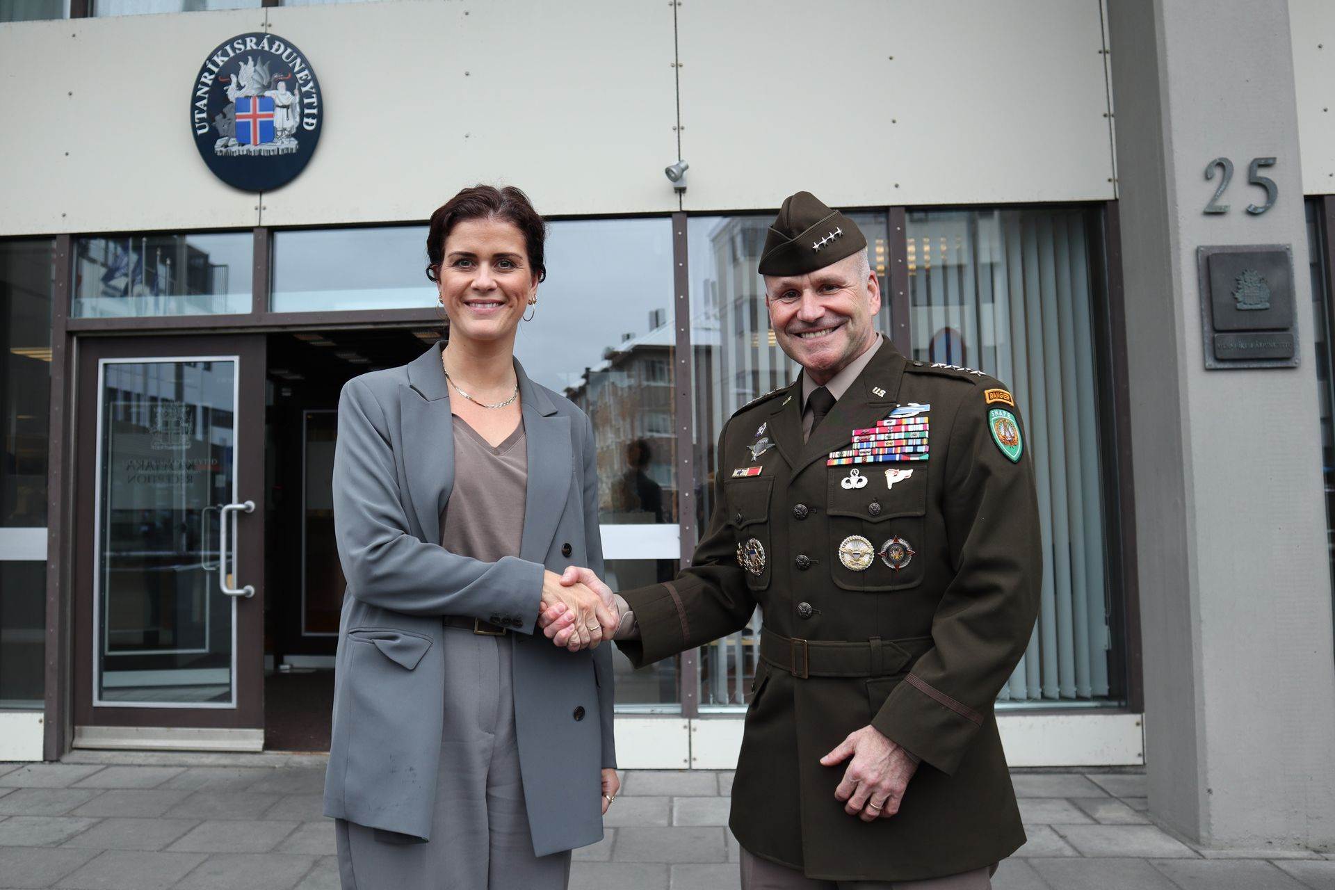 Supreme Allied Commander Europe visits Iceland - mynd