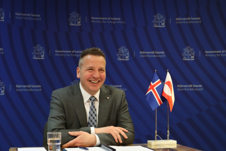 Minister Thórdarson at the signing of the joint declaration - mynd