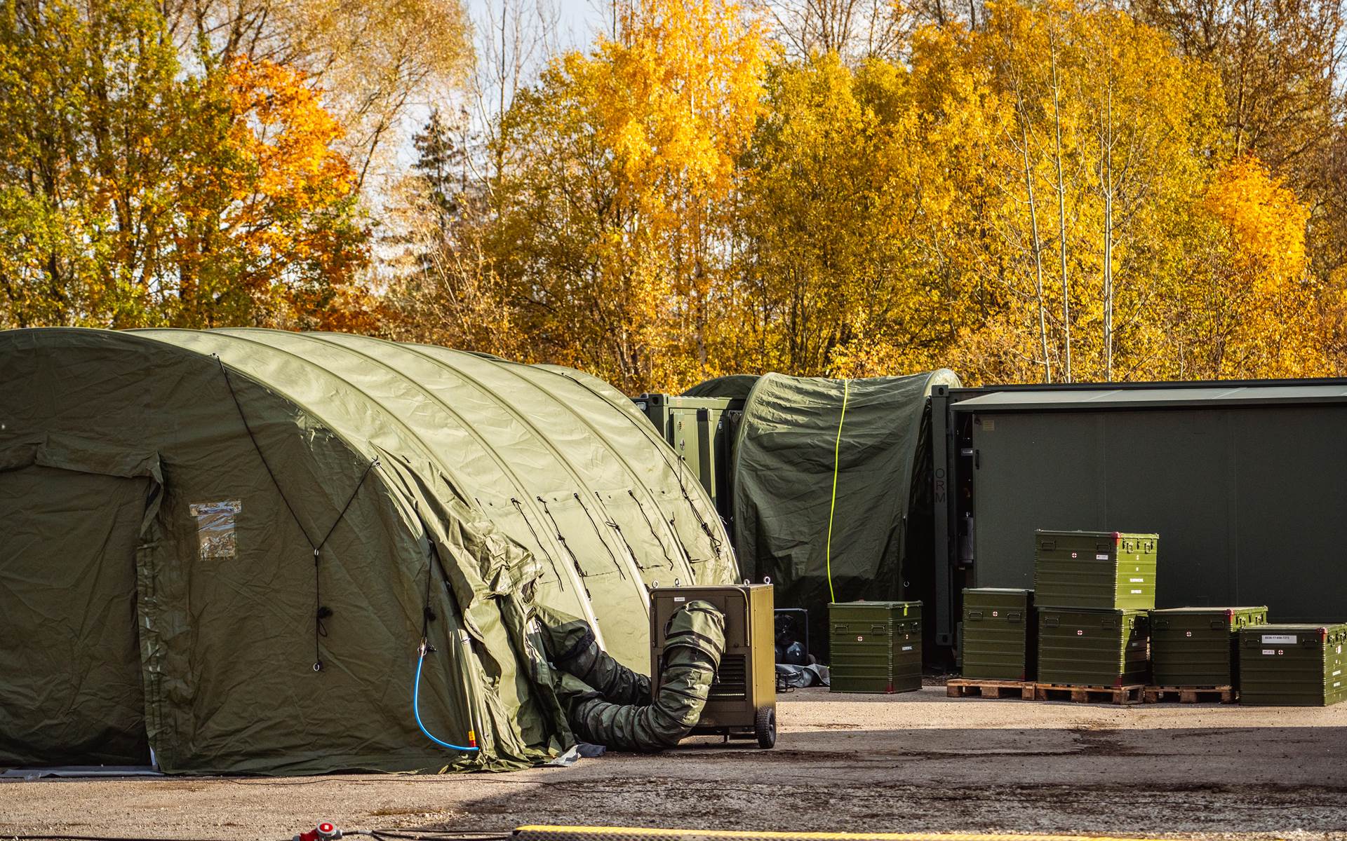 The mobile field hospital in Estonia, shortly before it was transported to Ukraine. - mynd