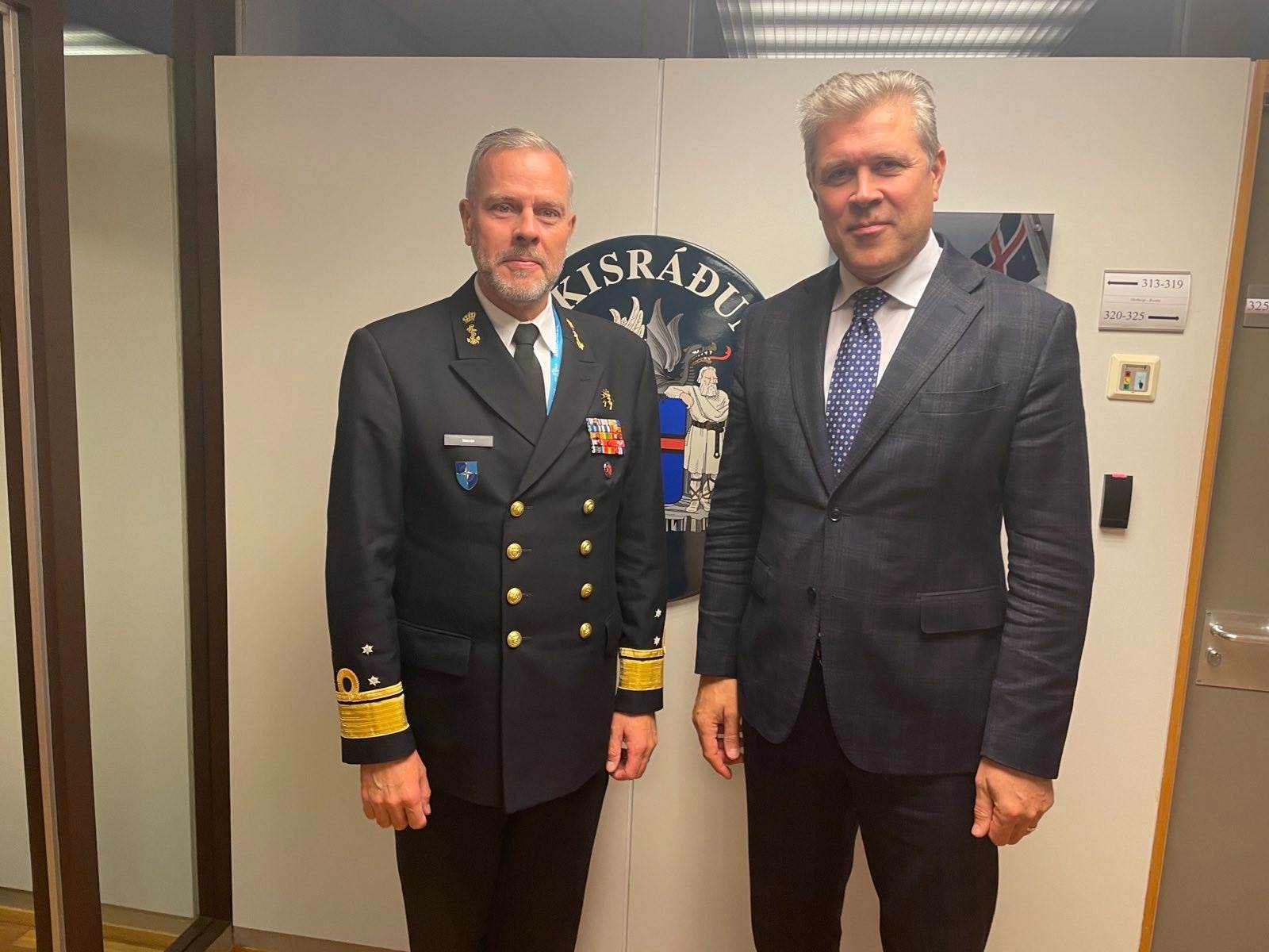 Foreign Minister Bjarni Benediktsson and the Chair of the NATO Military Committee, Admiral Rob Bauer of the Royal Netherlands Navy.  - mynd