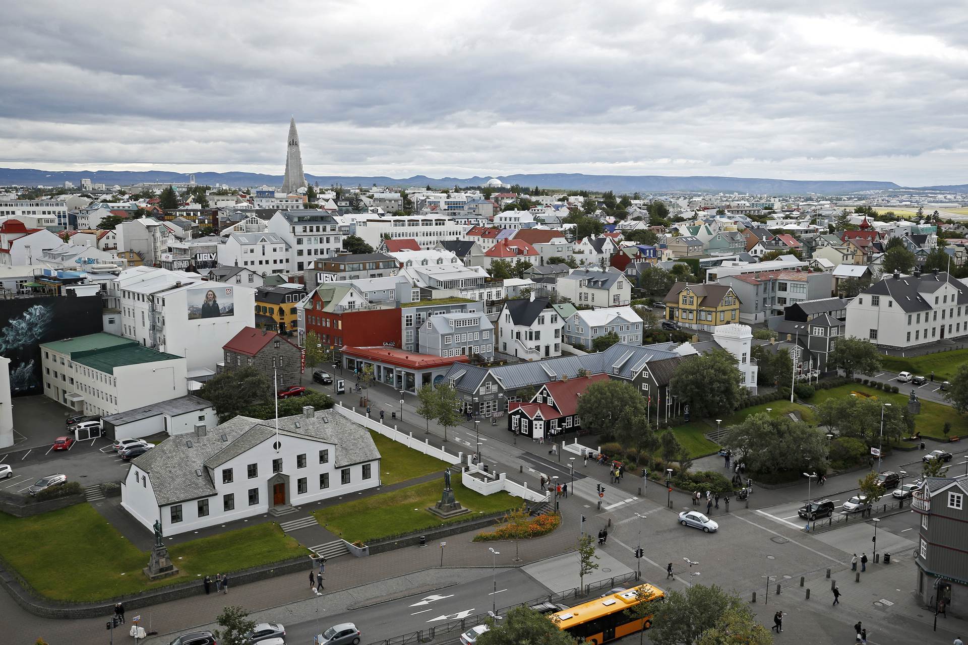 Fitch Revises Iceland's Outlook to Negative; Affirms at A  - mynd