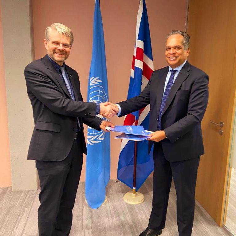 Einar Gunnarsson, Permanent Representative of Iceland to the United Nations in Geneva, and Ramesh Rajasingham, Head and Representative of the Office for the Coordination of Humanitarian Assistance (OCHA) in Geneva, after signing the agreements. - mynd
