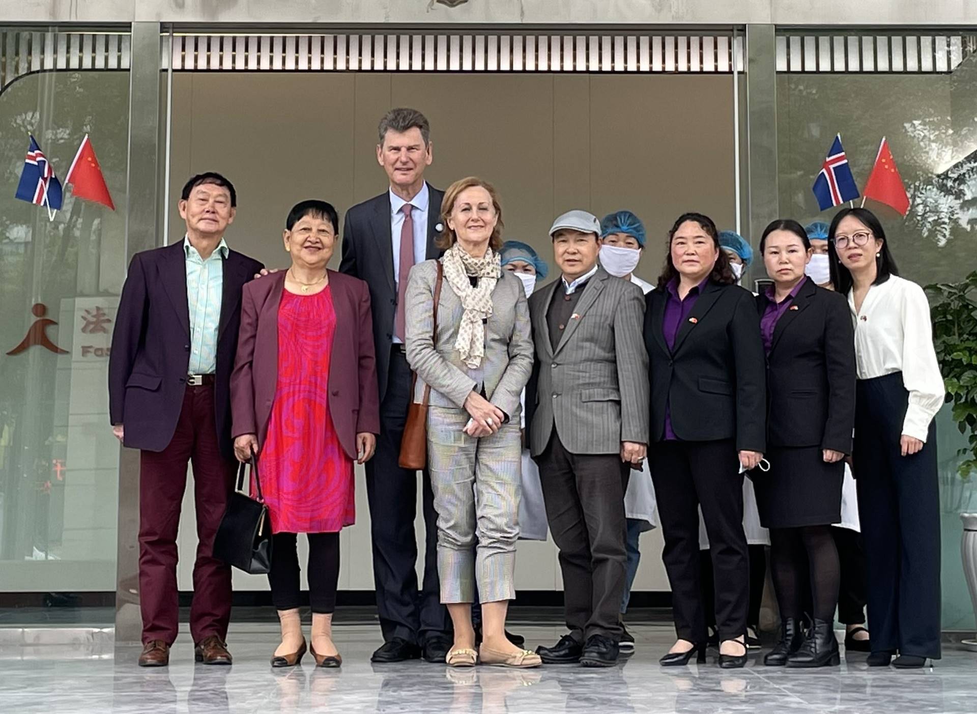 Ambassador Visited the Icelandic Chinese Company - mynd