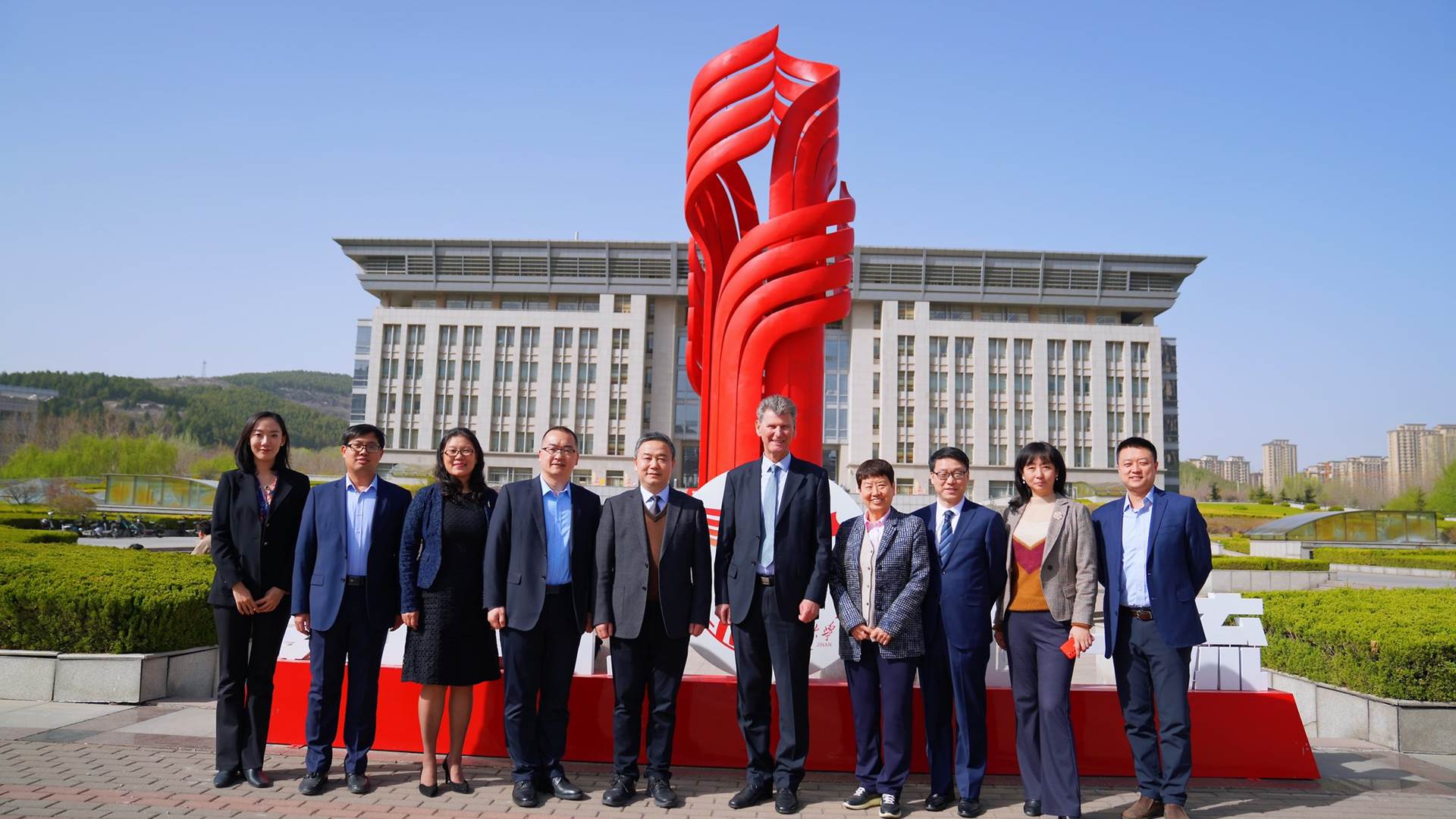 Ambassador visited the Icelandic Research Center in Jinan - mynd