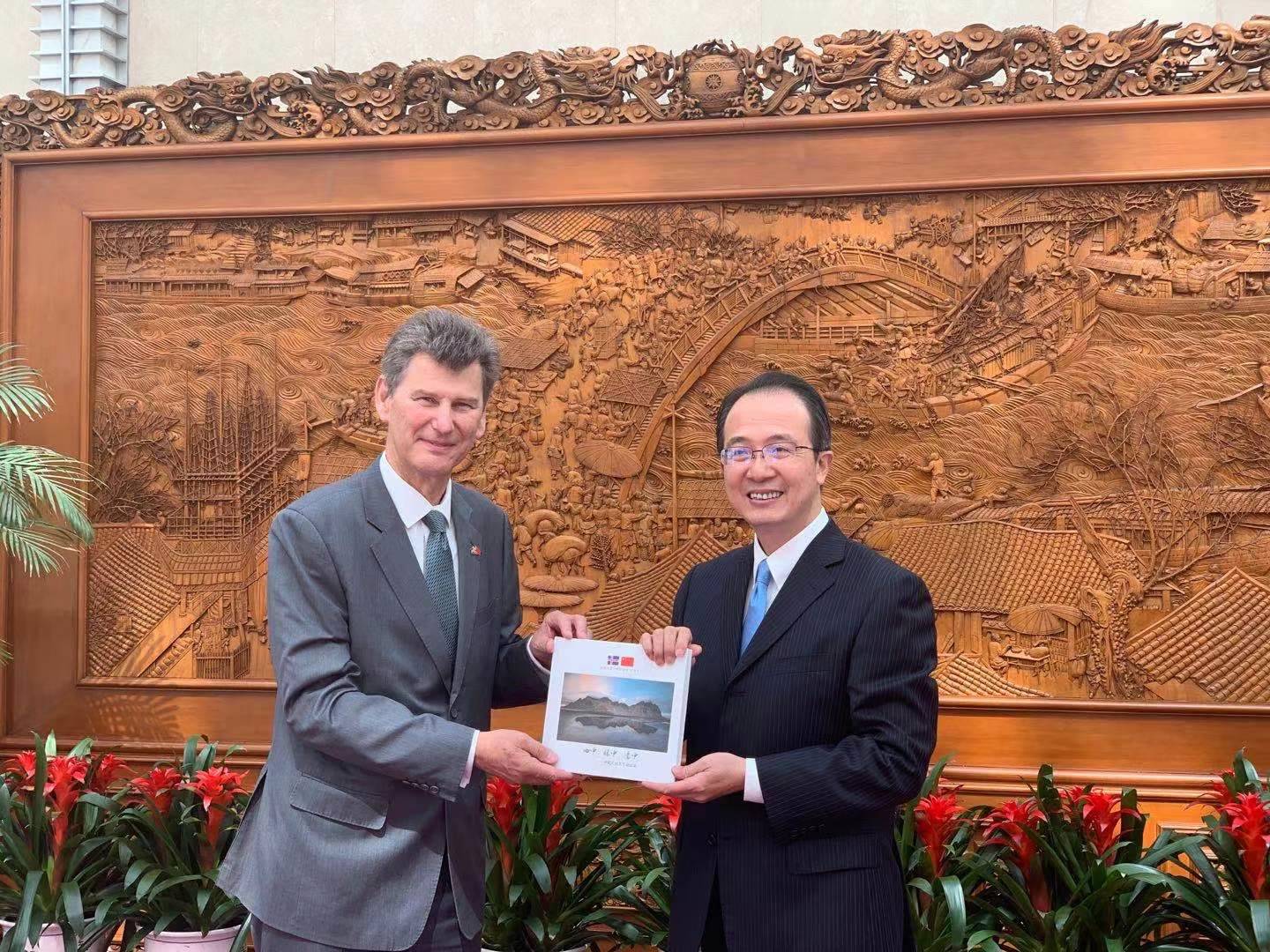 Ambassador´s meeting with the Department of Protocol of the Ministry of Foreign Affairs of China - mynd