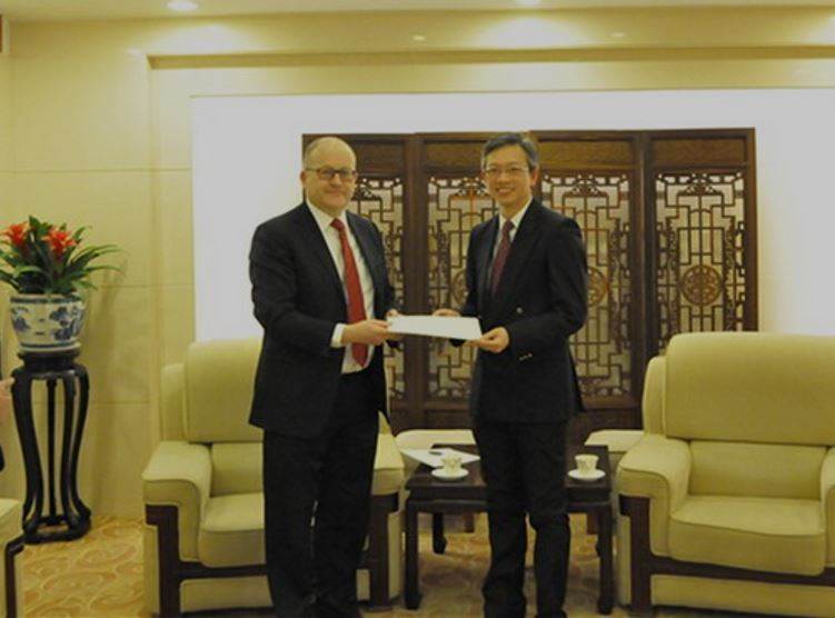Newly appointed Ambassador Gunnar Snorri presents a copy of credentials - mynd