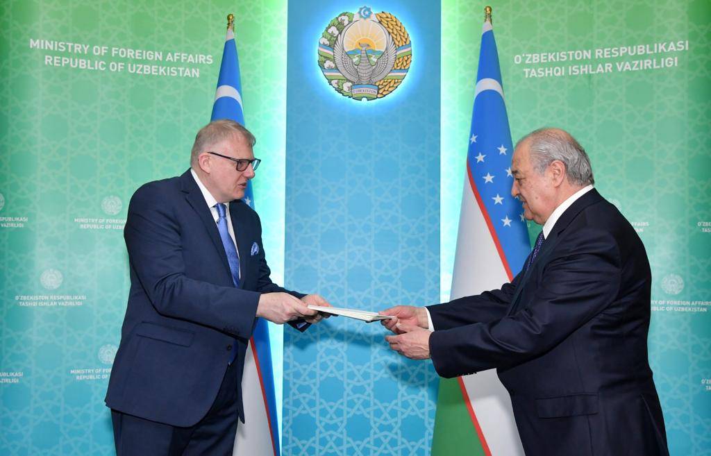 Ambassador Árni Thór Sigurdsson (left) presents his credentials to Foreign Minister Abdulaziz Kamilov - mynd