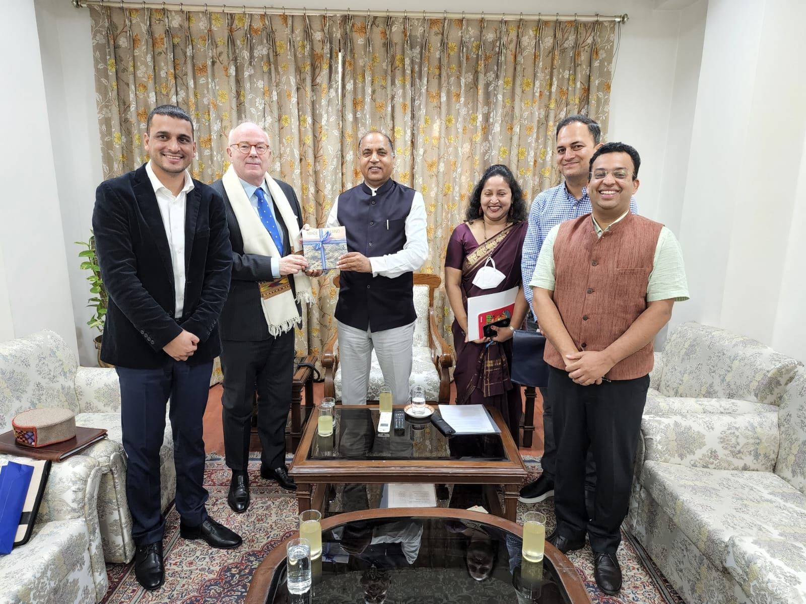 Ambassador Gudni Bragason with the Chief Minister of Himachal Pradesh  - mynd