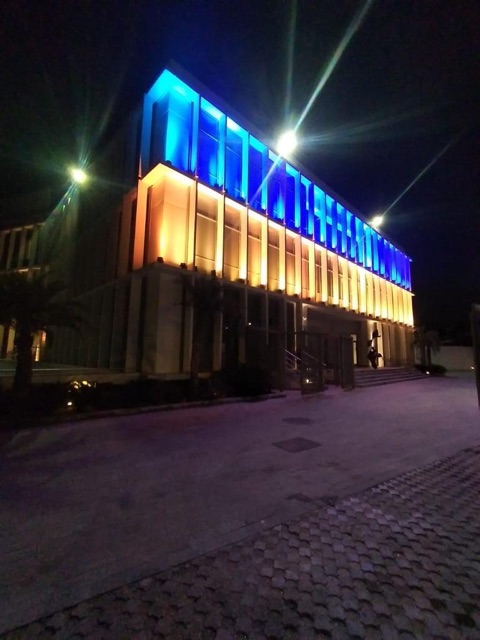 Building of the Iceland & Denmark Embassies lit up with the colours of the Ukrainian flag this week  - mynd