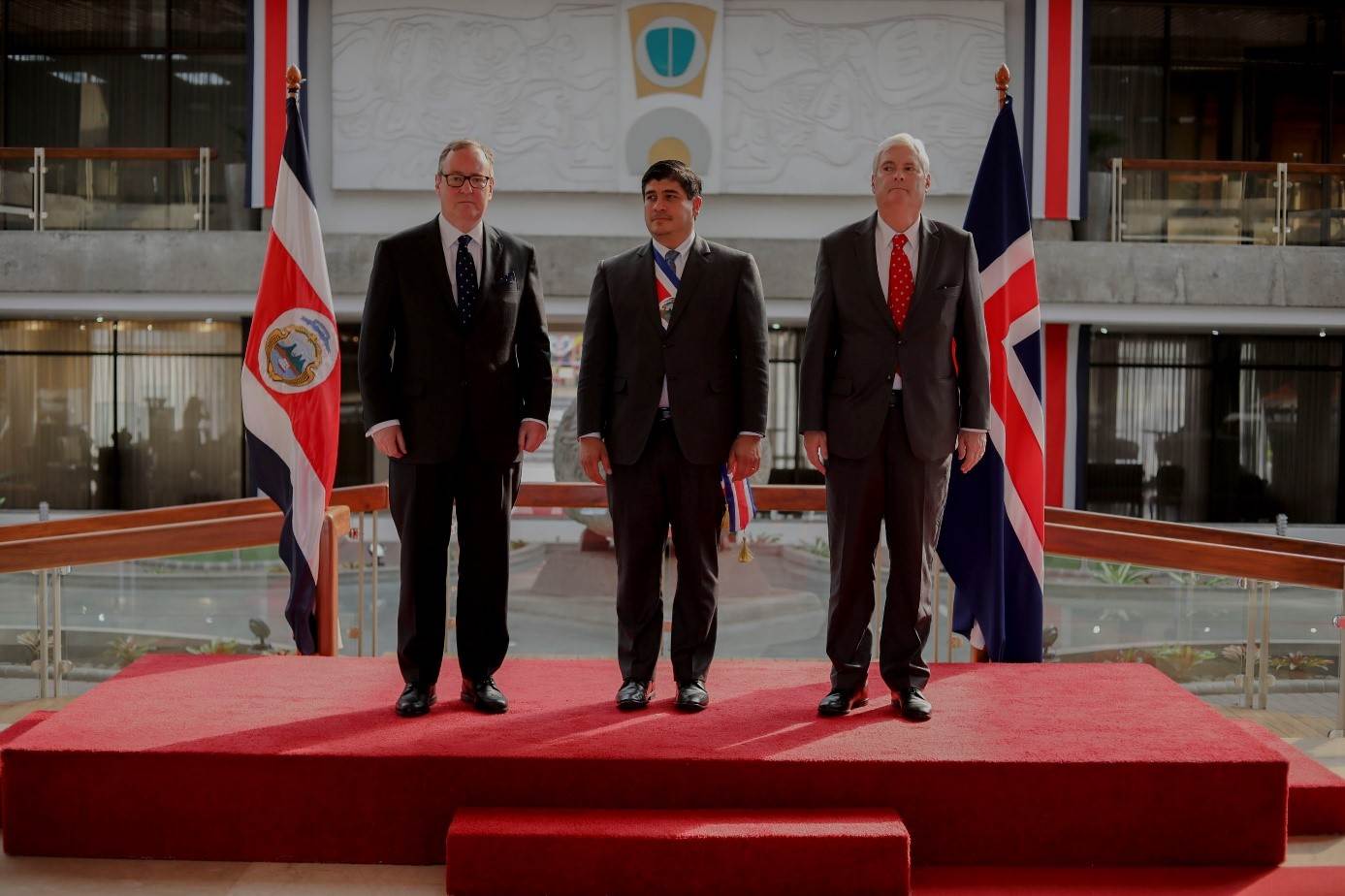 Ambassador Ásgeirsson presents his credentials in Costa Rica - mynd