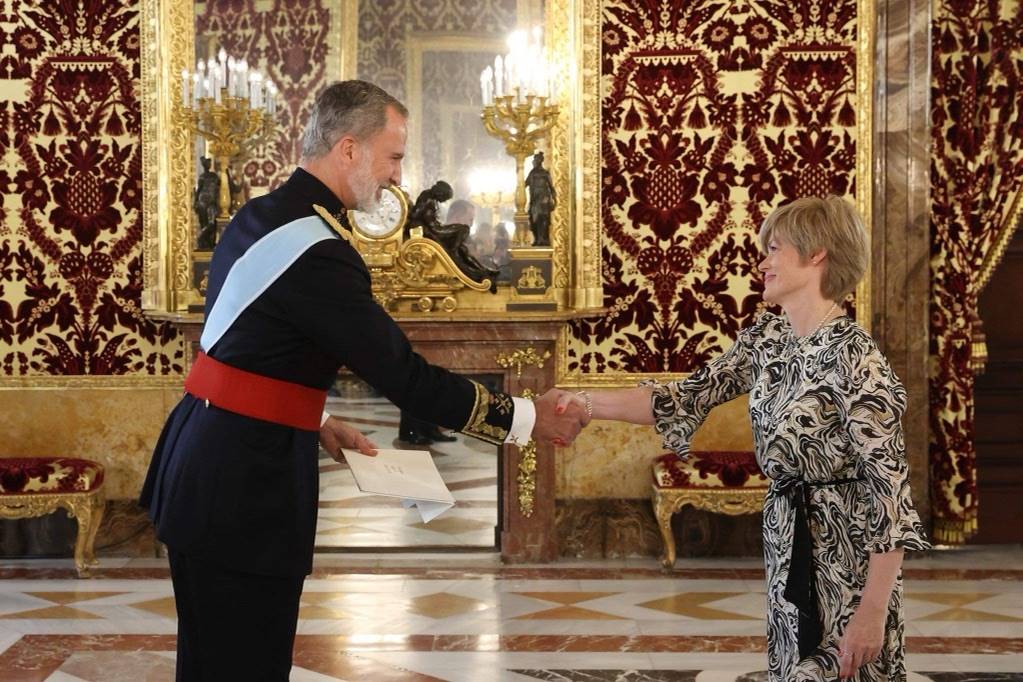 Sa Majesté le Roi Felipe VI et S.E. Mme Unnur Orradottir-Ramette, Ambassadrice d'Islande en Espagne - mynd