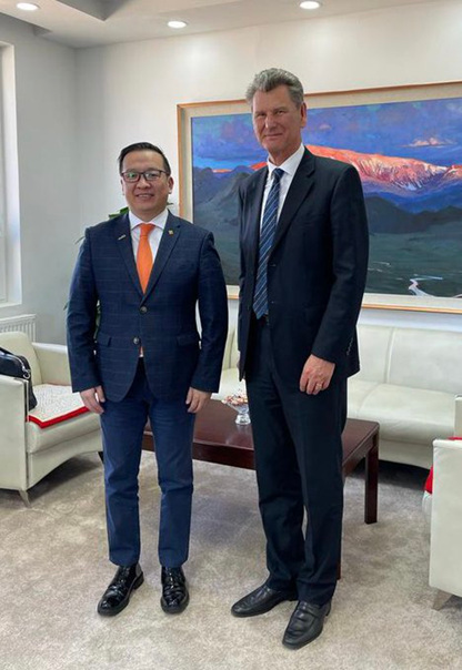 H.E. Bat-Erdene, Minister of Environment & Tourism of Mongolia and Ambassador Ibsen - mynd