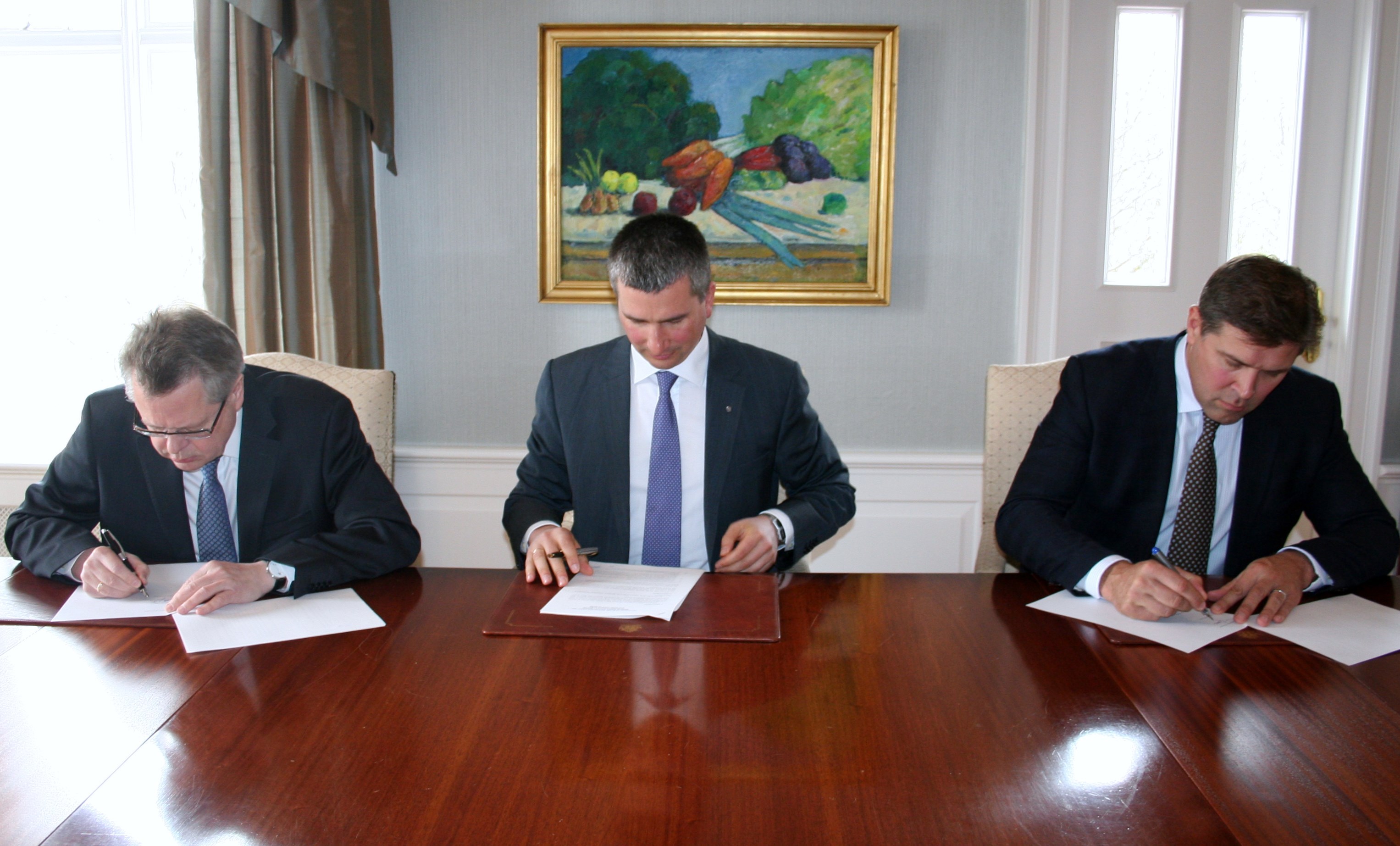 Icelandic Minister of Finance and Economic Affairs Bjarni Benediktsson, Central Bank of Iceland Governor Már Guðmundsson, and Polish Minister of Finance Mateusz Szczurek sign an amendment to the loan