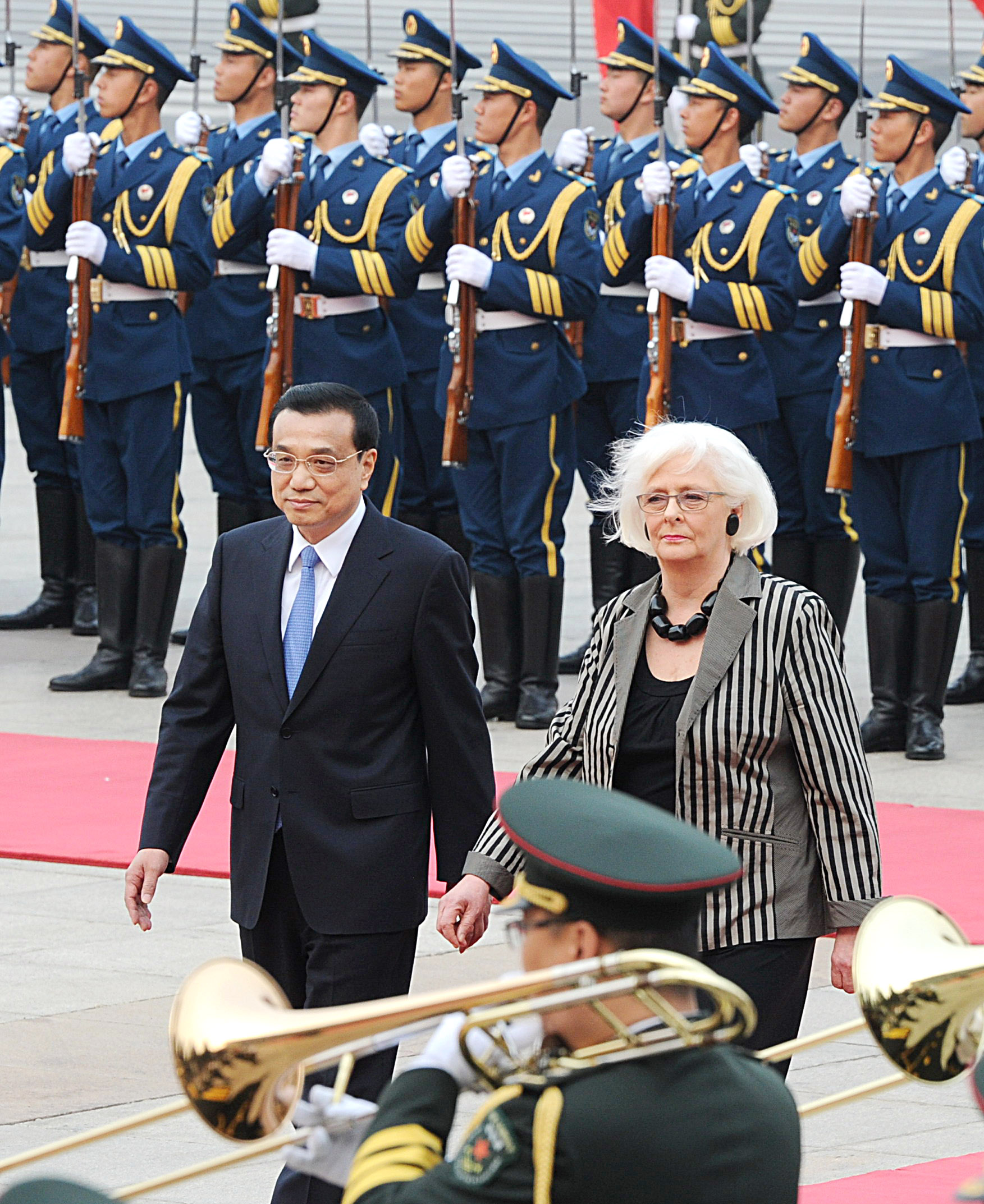 Chinese Premier Li Keqiang (R) holds a welcome ceremony for visiting Iceland Prime Minister Johanna Sigurdardottir in Beijing, April 15, 2013
