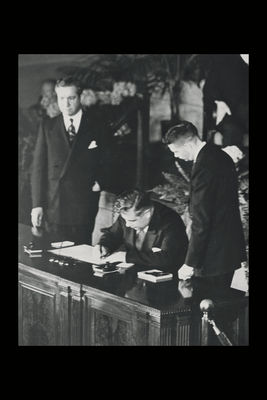 Bjarni Benediktsson undirritar stofnsáttmála NATO 4. apríl 1949